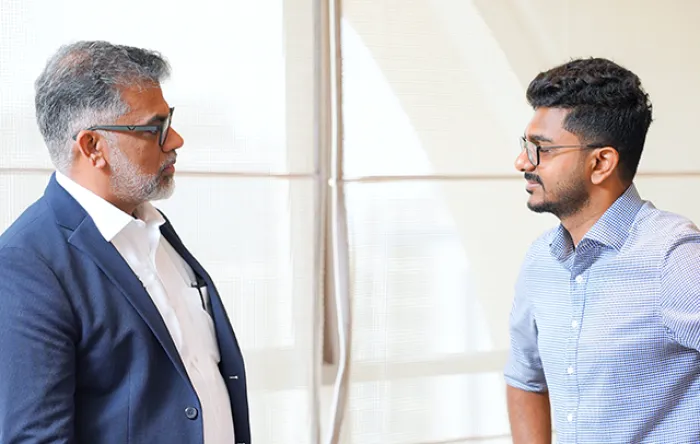 Siderise customer having dialogue with Siderise employee