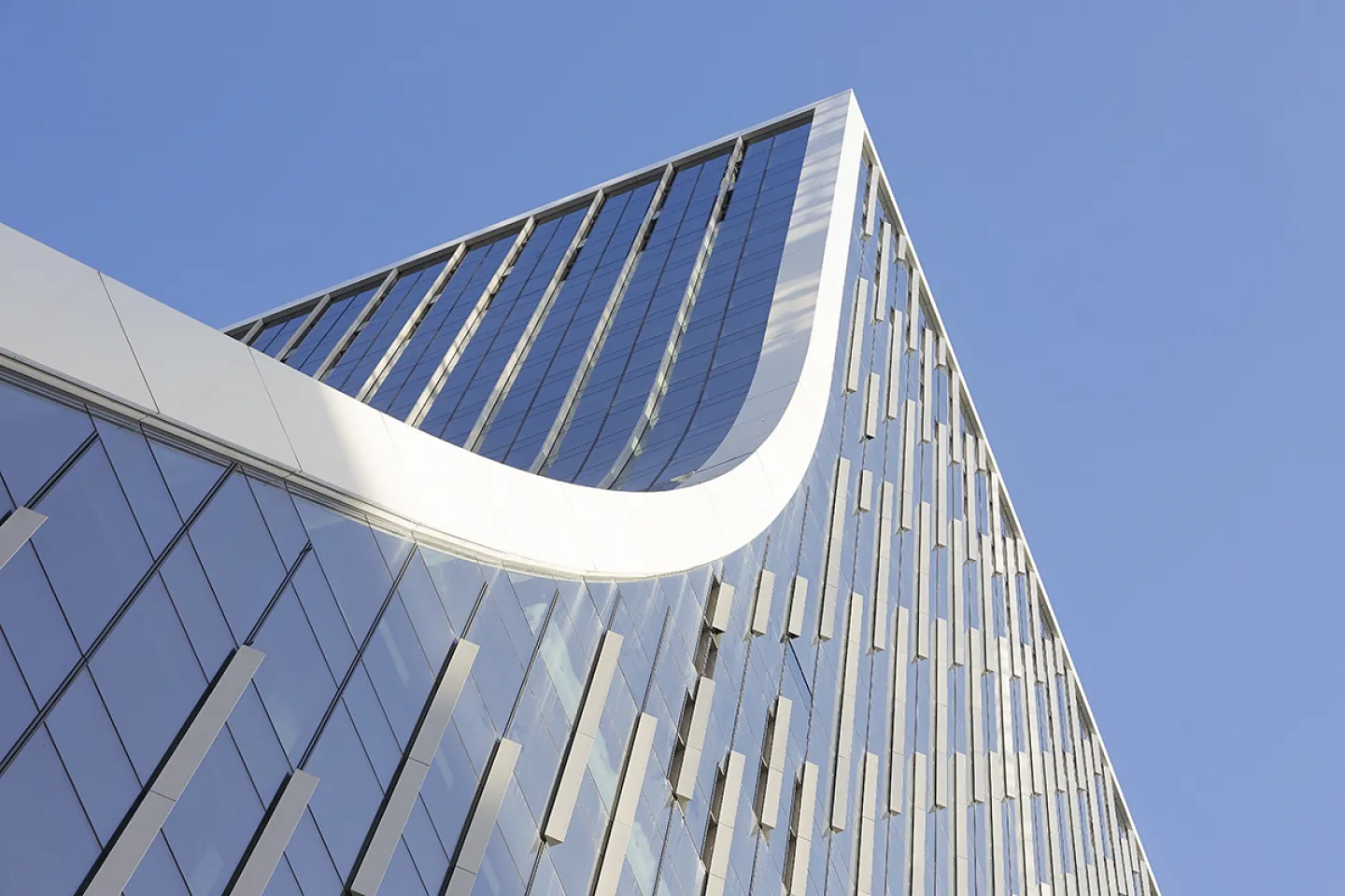 Building in Canary Wharf with a curtain wall facade